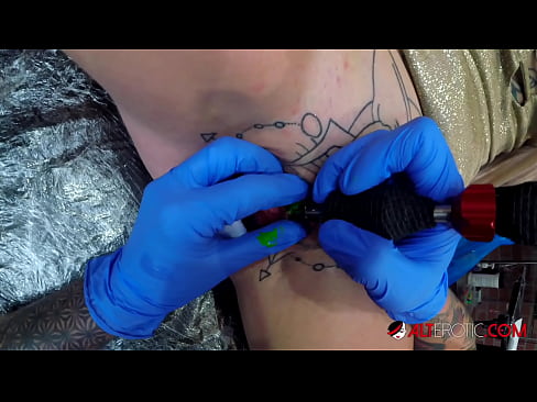 ❤️ Extreem getatoeëerde hottie Sully Savage kreeg een tatoeage op haar clitoris ❤️❌ Just porno at nl.91sesex101.top ❌